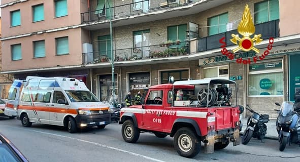 Incendio abitazione in via Napoli a Genova, anziana al Galliera