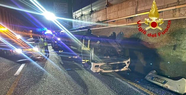 Scontro tra due auto sulla A12 a Genova Bolzaneto, un ferito