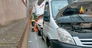 Furgone incastrato nel voltino ferroviario di viale Merle a Genova 1