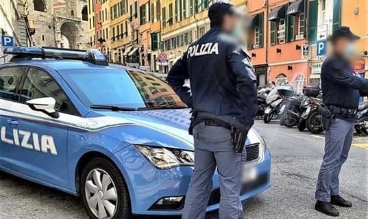 Rubano cellulare ad anziano che passeggia con la figlia a Caricamento, 2 arresti