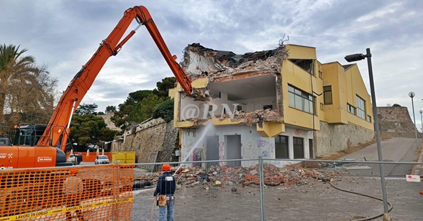 Savona da piscina a skatepark, iniziata la demolizione al Prolungamento