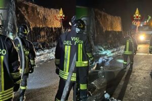 Incendio rimorchio a Genova su A7 3