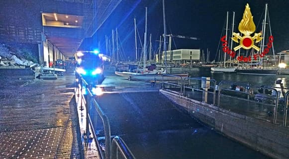 Auto finisce in mare alla Fiera di Genova, salvo il conducente 48enne