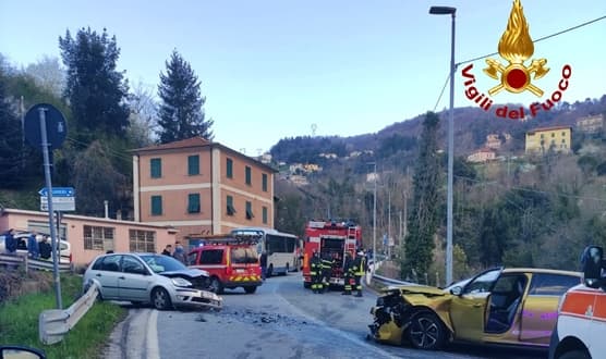 Frontale tra due auto sulla statale dei Giovi, 52enne al San Martino