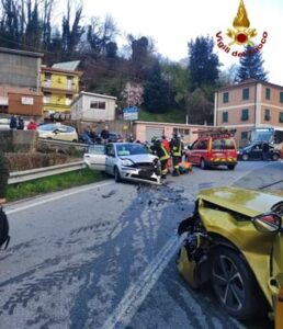 Frontale tra due auto sulla statale dei Giovi 2