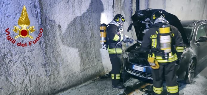 Brucia una vettura sulla A26 Genova Voltri alla galleria Monacchi