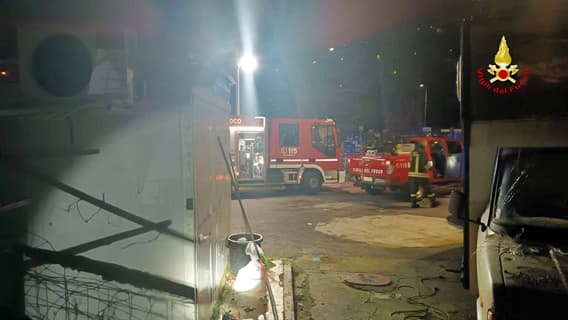 Incendio in deposito a Genova, sul posto tre bombole – VIDEO –