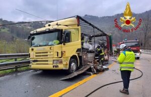 Incendio mezzo pesante in autostrada A7 verso Genova 1