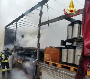 Incendio mezzo pesante in autostrada A7 verso Genova 6