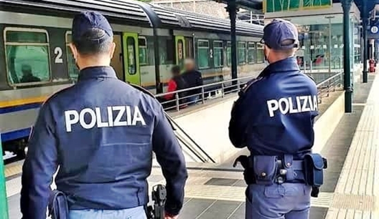 Ricercato per maltrattamenti in famiglia, arrestato sul treno per Savona