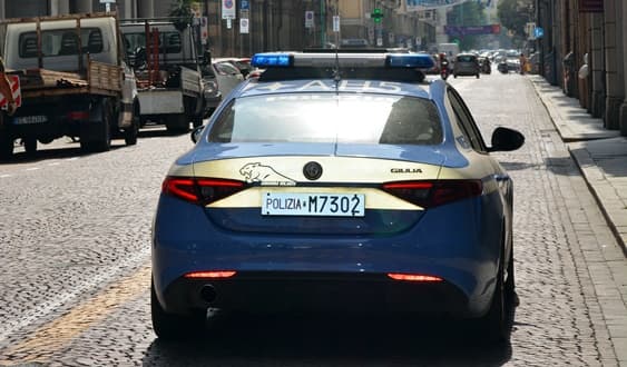 Savona minaccia la compagna col coltello alla vigilia dell’8 marzo, 45enne arrestato