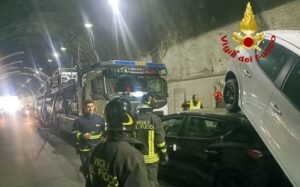 Scontro tra due mezzi pesanti sulla A7 tra Bolzaneto e Busalla 2