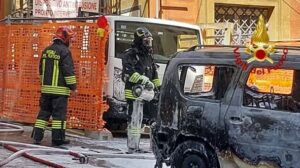 Brucia auto nel centro storico di Genova 2