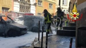 Brucia auto nel centro storico di Genova 3