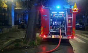 Incendio nella notte in un deposito lavanderia a Genova 2