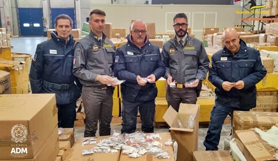 Sequestrati 98 mila articoli di bigiotteria pericolosi nel porto di Genova – VIDEO