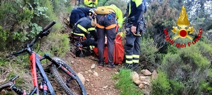 Incidente sui sentieri di Arenzano e Cogoleto, ciclista 17enne in codice rosso