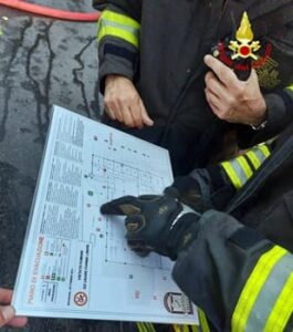 Fiamme in una fabbrica ad Avegno 1