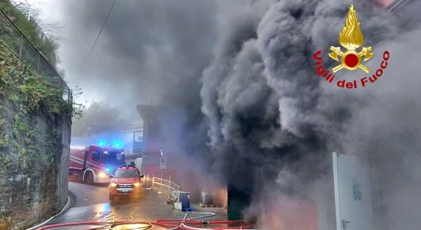 Fiamme alla fabbrica Tossini ad Avegno sulle alture di Recco – VIDEO