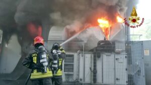 Fiamme in una fabbrica ad Avegno 5