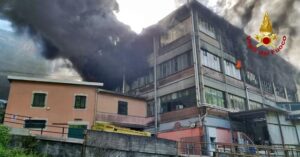 Fiamme in una fabbrica ad Avegno 6