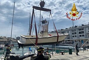 Genova barca affondata 1