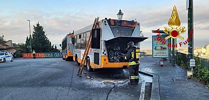 Incendio autobus di linea alla rotonda di Oregina a Genova