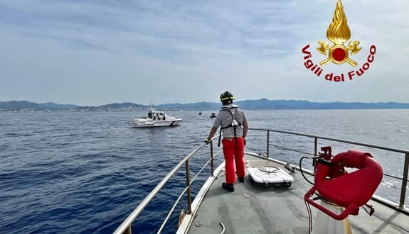 Natante imbarca acqua in alto mare, soccorso dei Vigili del fuoco di Genova