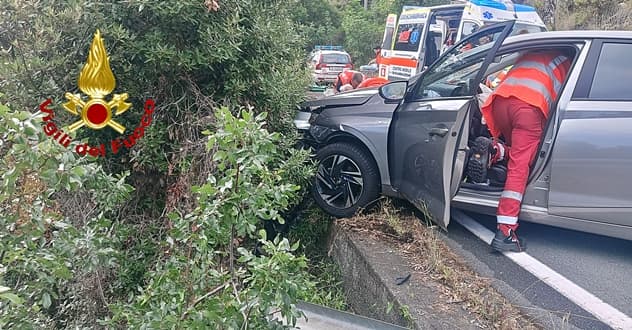 Auto sul ciglio della strada a Cogoleto, un ferito in ospedale