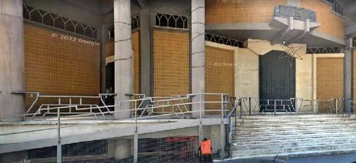 Rapinato senzatetto che dormiva sulle scale di una chiesa a Genova