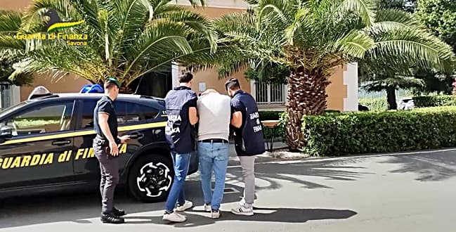 Savona scoperti 3 kg di droga in auto grazie al fiuto di Urania, 22enne arrestato – VIDEO
