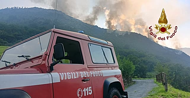 Vasto incendio sulle alture di Genova Voltri – VIDEO
