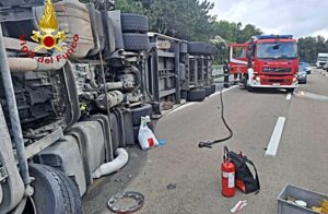 Grosso mezzo si ribalta sulla A10 Savona 2