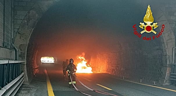 Incendio autovettura sulla A7 verso Genova, intervento due squadre Vvf