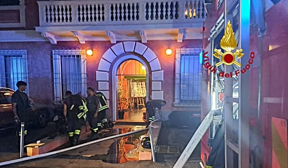 Incendio nella notte in abitazione a Genova, evacuato il palazzo
