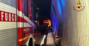 Incendio pullman da turismo in galleria su autostrada A12 1