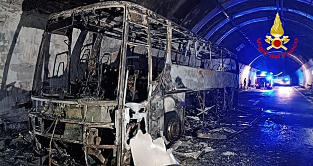 Bus da turismo distrutto dalle fiamme in galleria sulla autostrada A12 – VIDEO