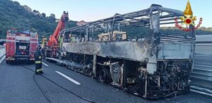 Incendio pullman da turismo in galleria su autostrada A12 3