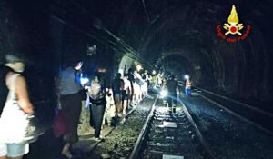 Treno bloccato in galleria a Genova 2