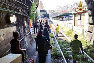 Treno bloccato in galleria a Genova 3