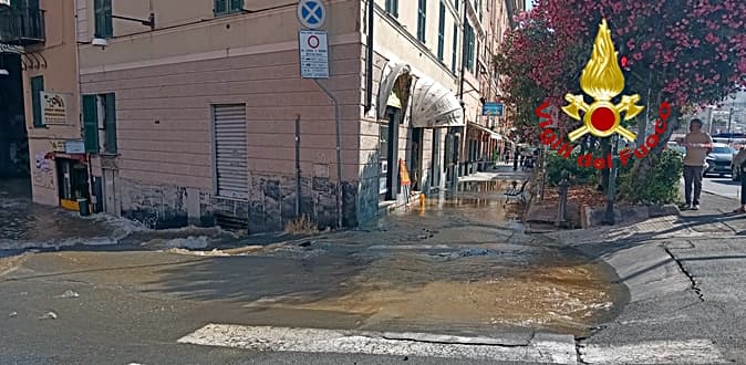 Allagamento in piazzetta San Teodoro a Genova, intervento Vigili del fuoco