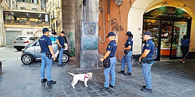 Controllati negozi e clienti nel centro storico tra Caricamento e Sottoripa