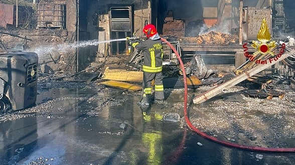 Brucia un capannone di pellet a Genova Rovegno, presenza di bombole Gpl