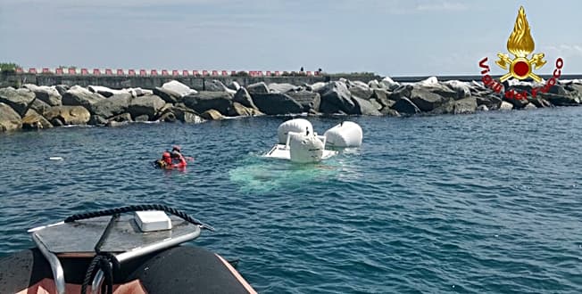 Vigili del fuoco recupero imbarcazione naufragata contro gli scogli di Calata Gadda