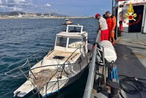 Genova recupero imbarcazione naufragata con gli scogli di Calata Gadda 3