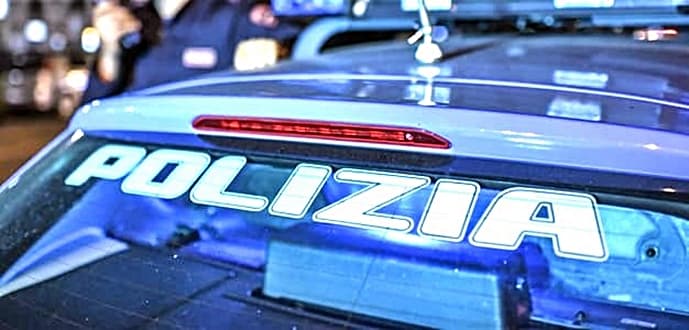 Sfonda la porta del bus e blocca la corsa, 51enne denunciato a Genova