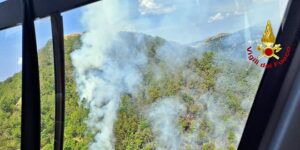 Incendio in corso in Valbrevenna 01