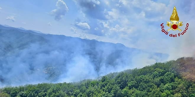 Incendio in corso in Valbrevenna, intervento del canadair dei Vigili del fuoco