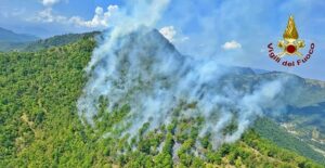 Incendio in corso in Valbrevenna Genova 3