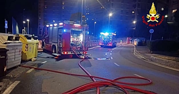 Incendio nella notte in un canneto a Genova Voltri – VIDEO